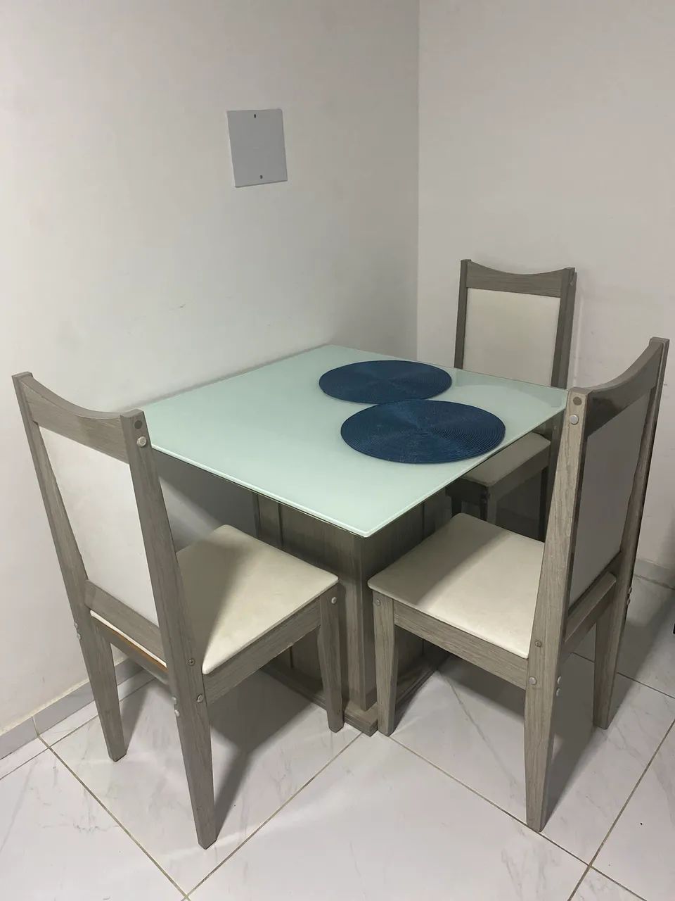 Mesa 4 lugares com 3 cadeiras
