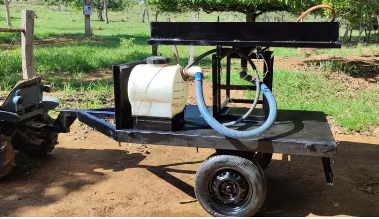 CARRETINHA AGRICOLA COM BANDEJÃO INOX APLICADOR DE DORMEX PARREIRA - Foto 2