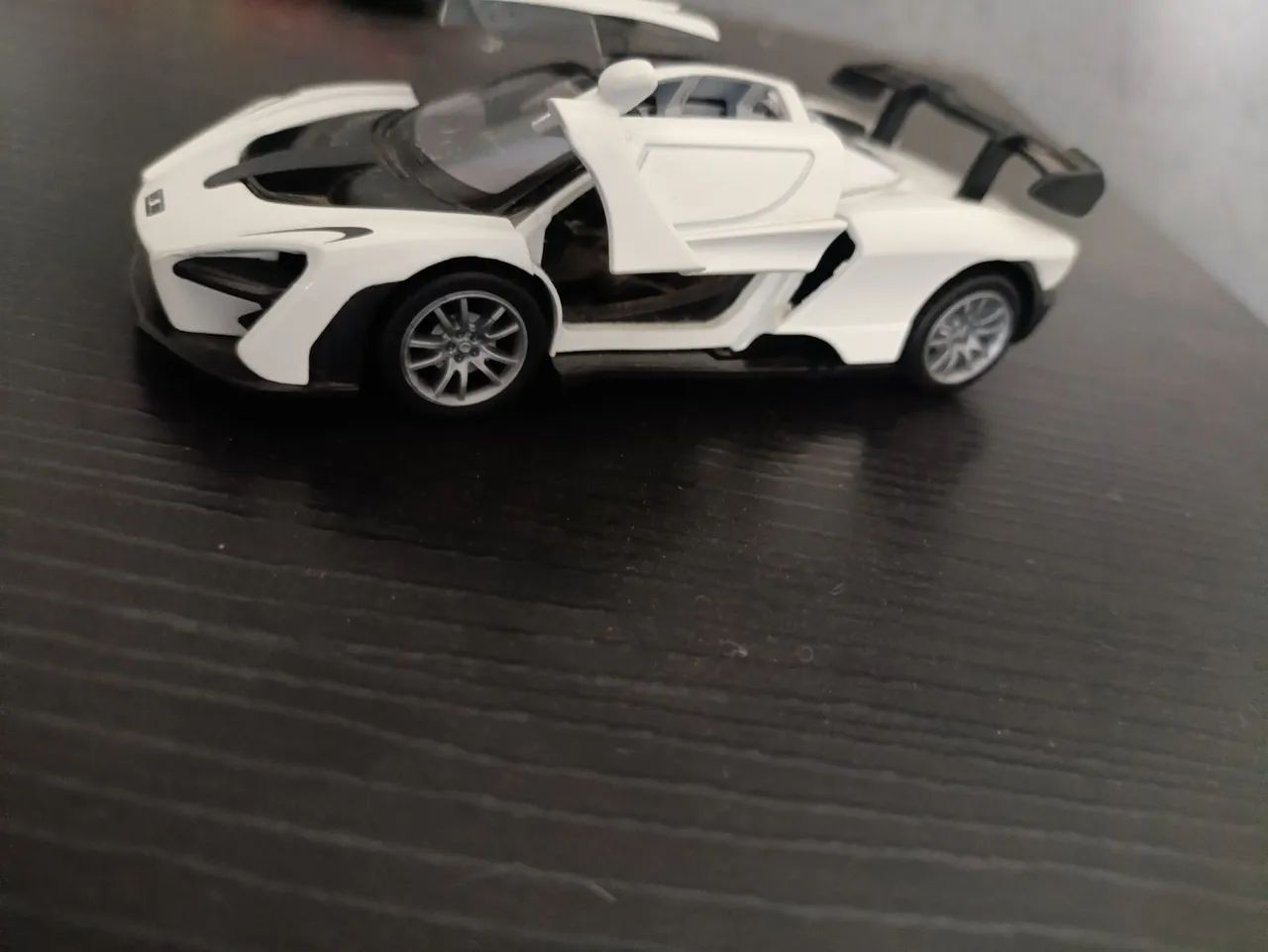 Carinho esportivo branco e preto  - Foto 2