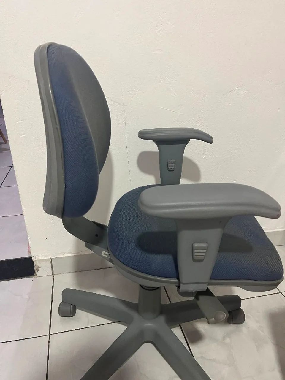 Cadeira de escritório (modelo diretor) 