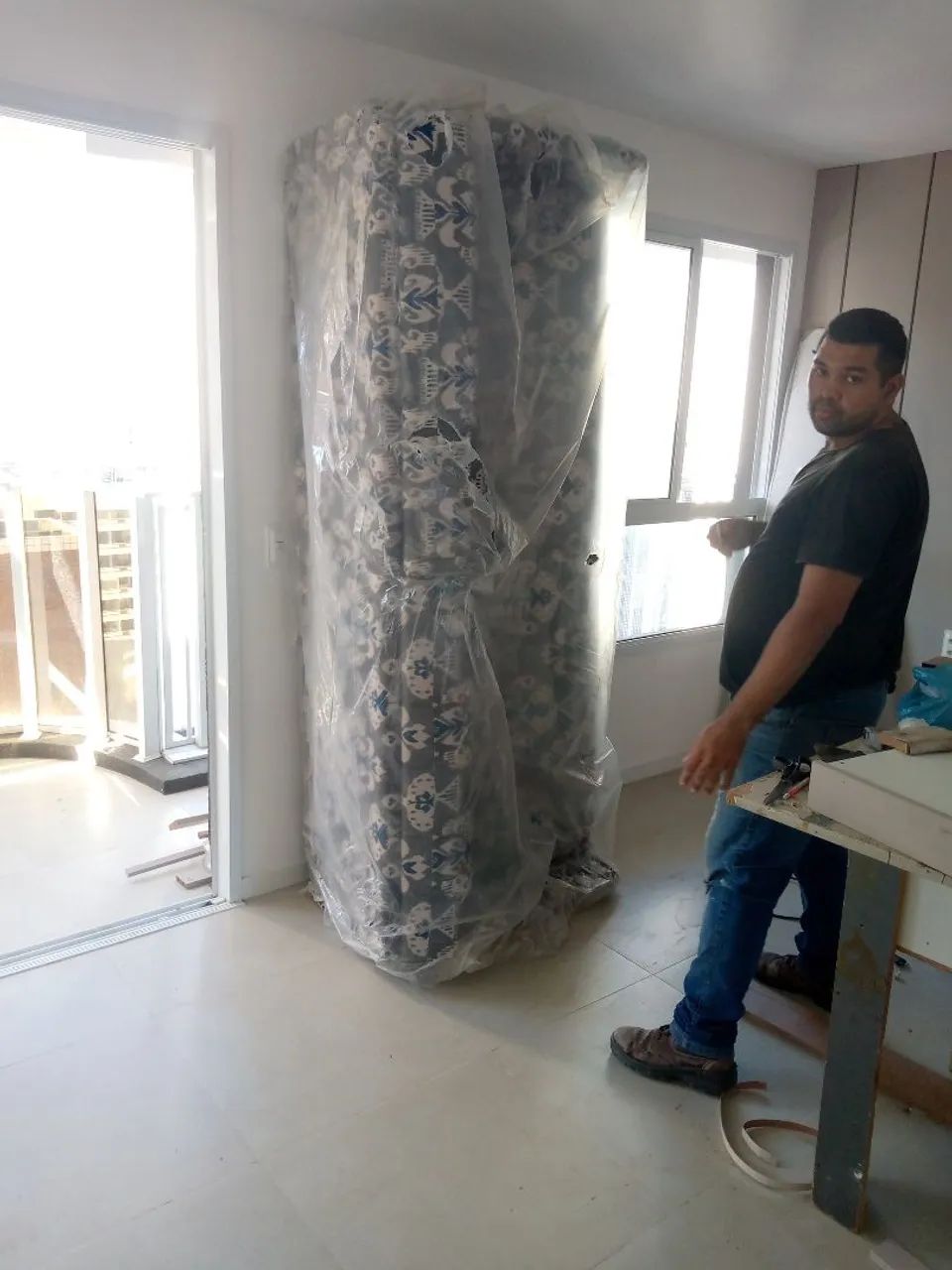 Transportar por escadas sofás, camas king objetivos que não cabem em elevador de prédios 
