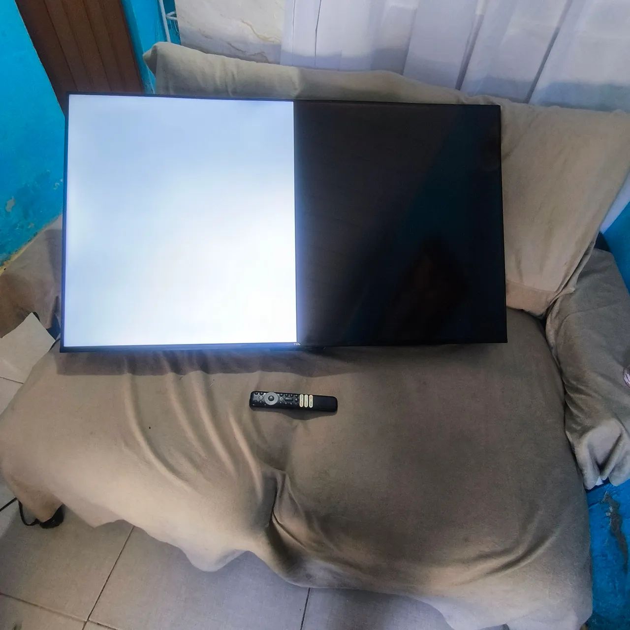 TV 50 polegadas TCL, funciona áudio, controle. A imagem que ficou assim. - Foto 3
