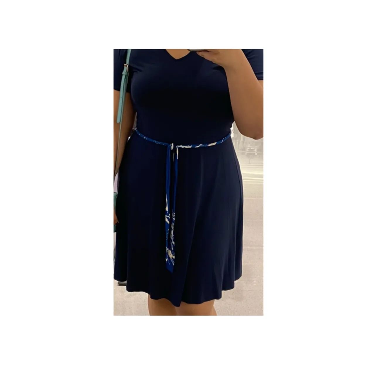 Vestido azul escuro leve e confortável 