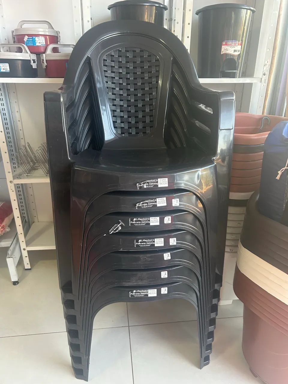 Cadeira de plástico com braço NOVA - Foto 2