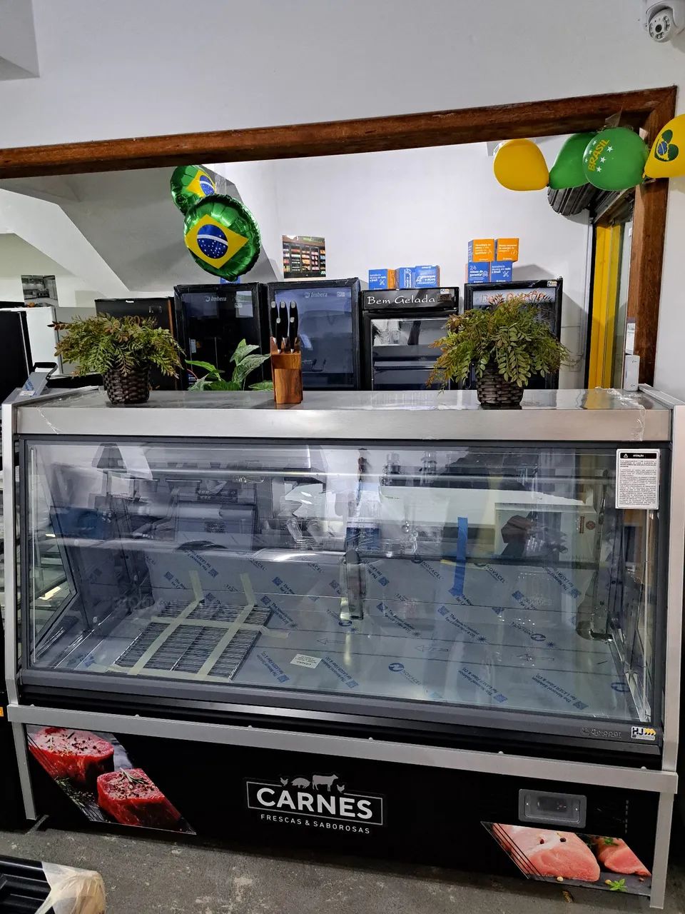 Ac balcão de açougue 2mts Gelopar com vidro aquecido e depósito refrigerado 