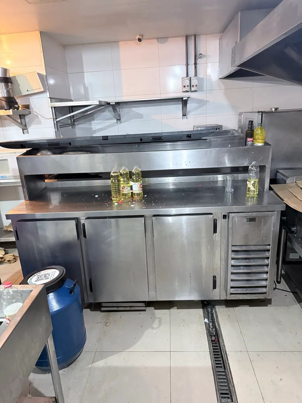 Balcão refrigerado com condimentadora resfriada 