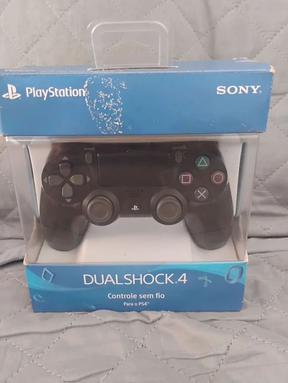 Controle original de PS4 na caixa 
