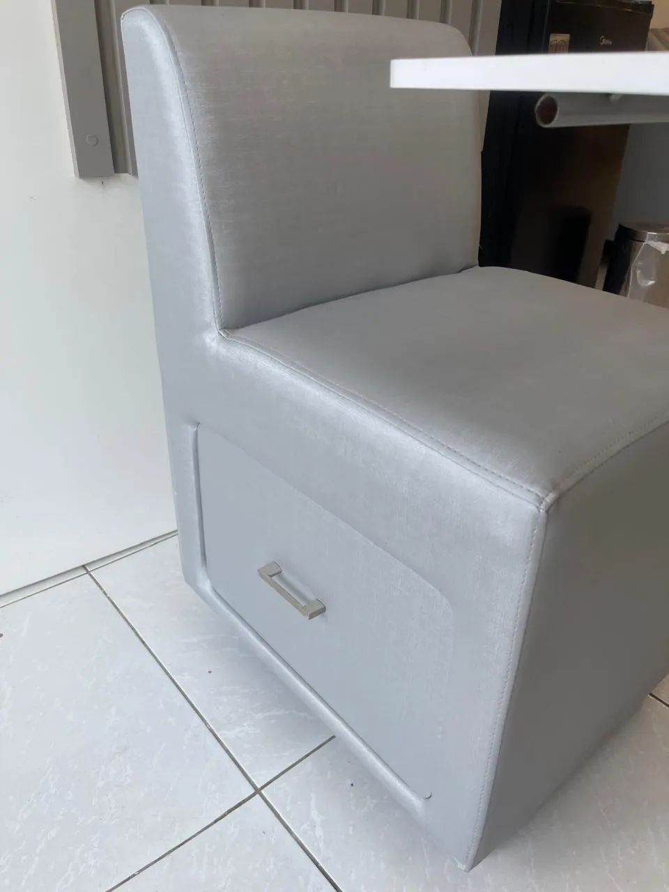 Cadeira para manicure (NUNCA USADA)