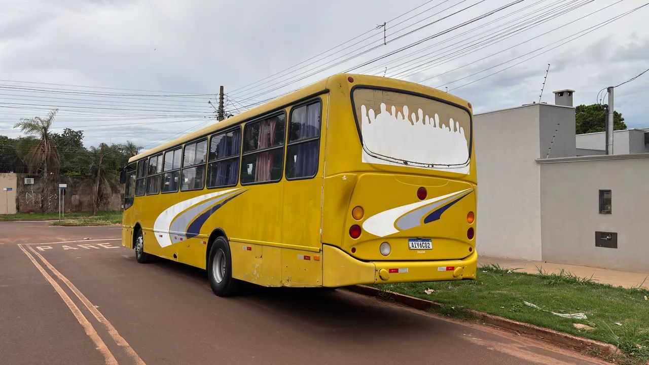 Vendo ônibus em ótimo estado 40 passageiros  - Foto 4