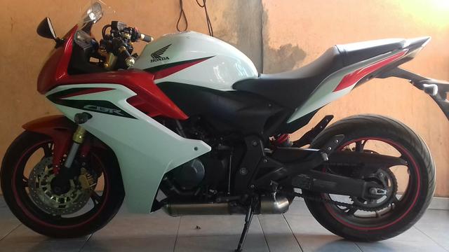 Vendo uma cbr 600 a mas nova do Brasil