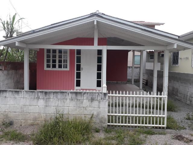 Vendo pequena casa de madeira na Pinheira