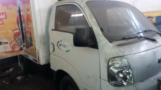 Kia Bongo 2.500 com bau e frio carro barato - Foto 2