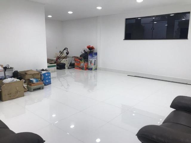 Casa Moderna de 5 quartos sendo quatro suítes toda no Blindex e porcelanato - Foto 2