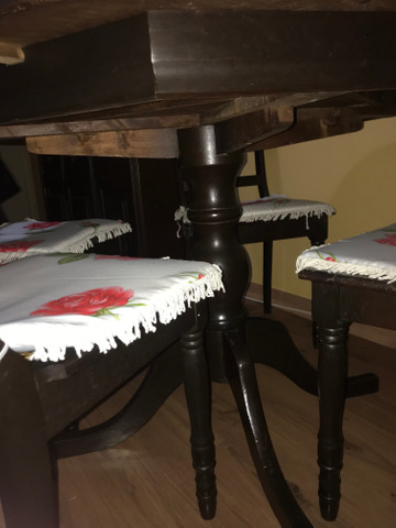Mesa de madeira com 4 cadeiras (madeira maciça) - Foto 2