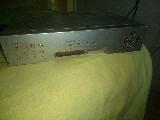Gravadora de câmeras de segurança uma Fonte e um mine amplificador. Tudo funcionando.