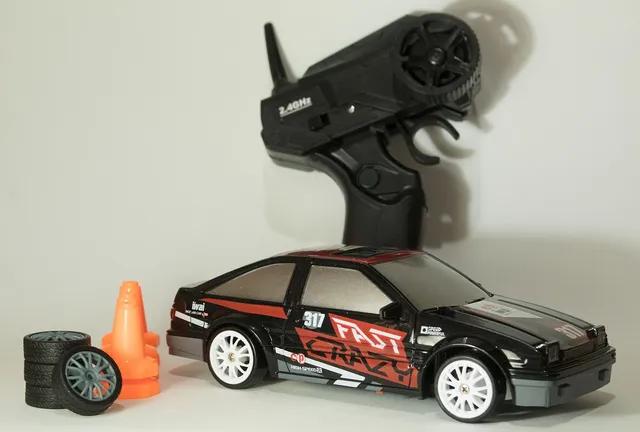 Carrinho de DRIFT de Controle Remoto - JDM (+ 4 Pneus e 6 Cones Extra)