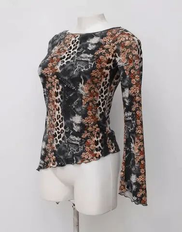 Blusa feminina estampada com assimetria - Foto 2