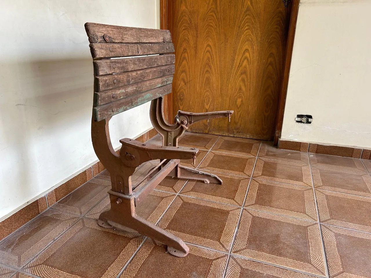 Estrutura de Antiga Carteira Escolar Madeira E Ferro Antiga