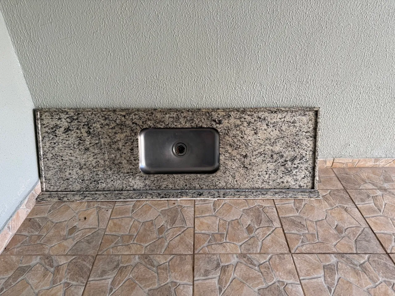 Pedra de pia em granito com cuba de Inox