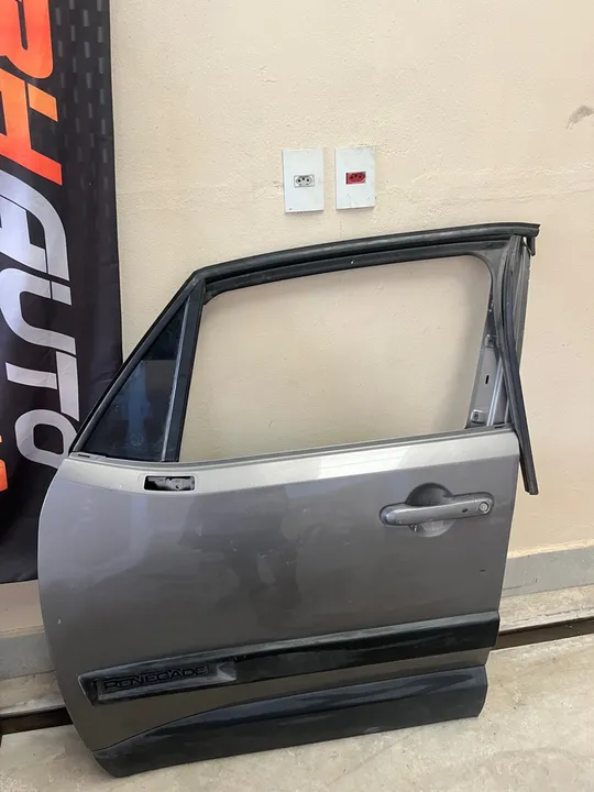 W porta dianteira esquerda do Jeep Renegade 