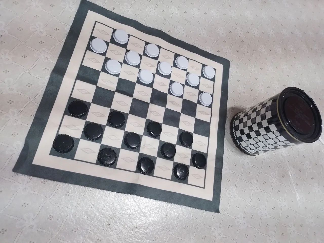 Jogo de damas com peças de tampinhas 