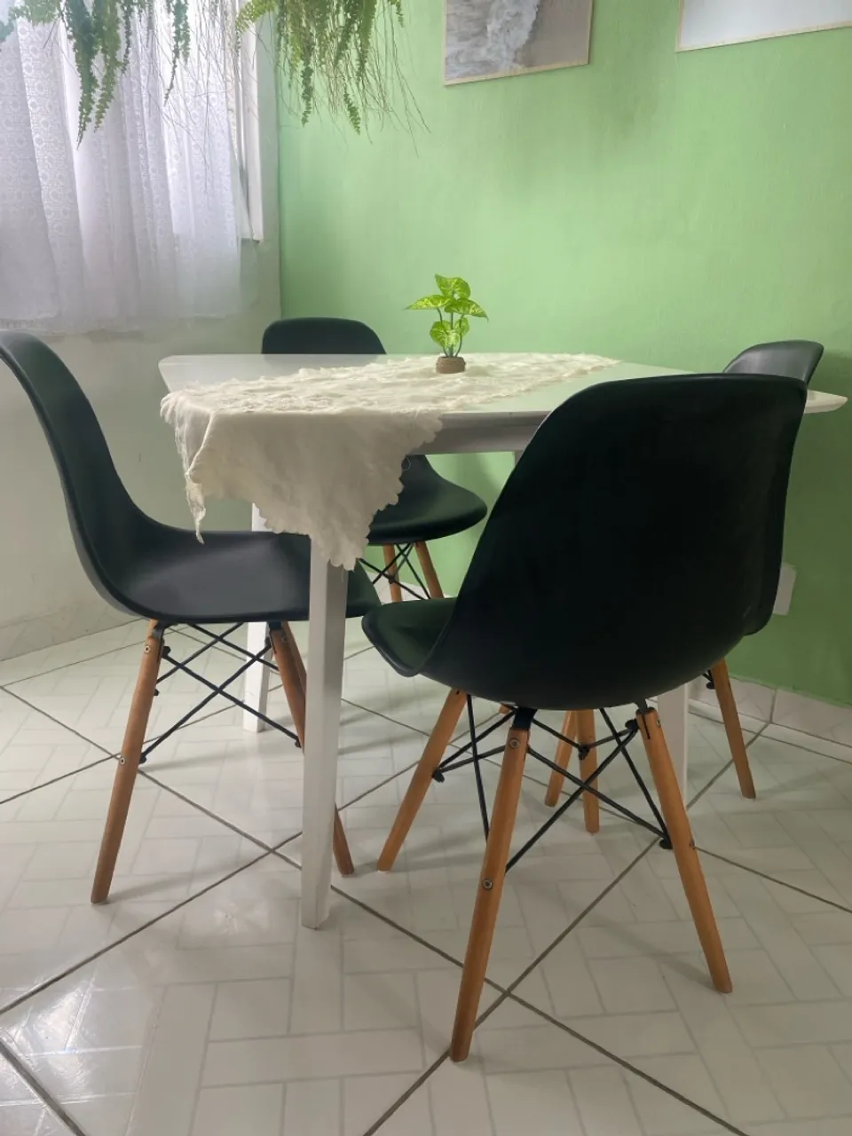Mesa de jantar com 4 cadeiras estilo Charles Eames