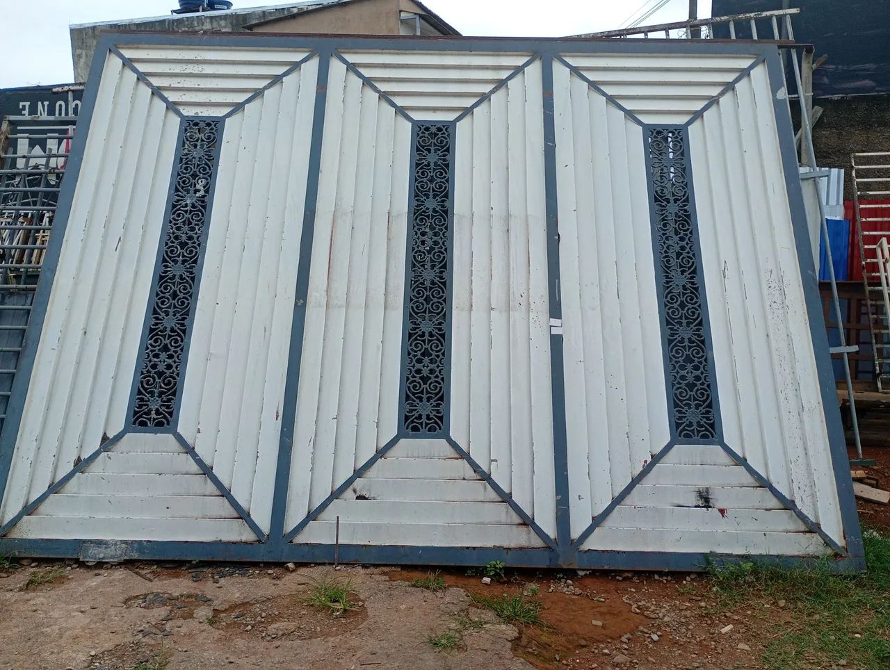 Portão, fechado,uns detalhes todo trabalhando era de uma mansão no park way