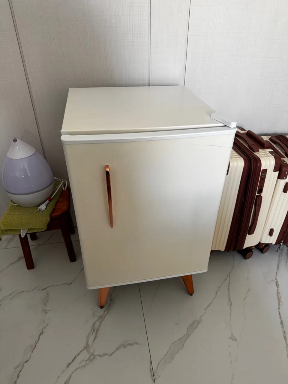 Frigobar retrô com design elegante e moderno