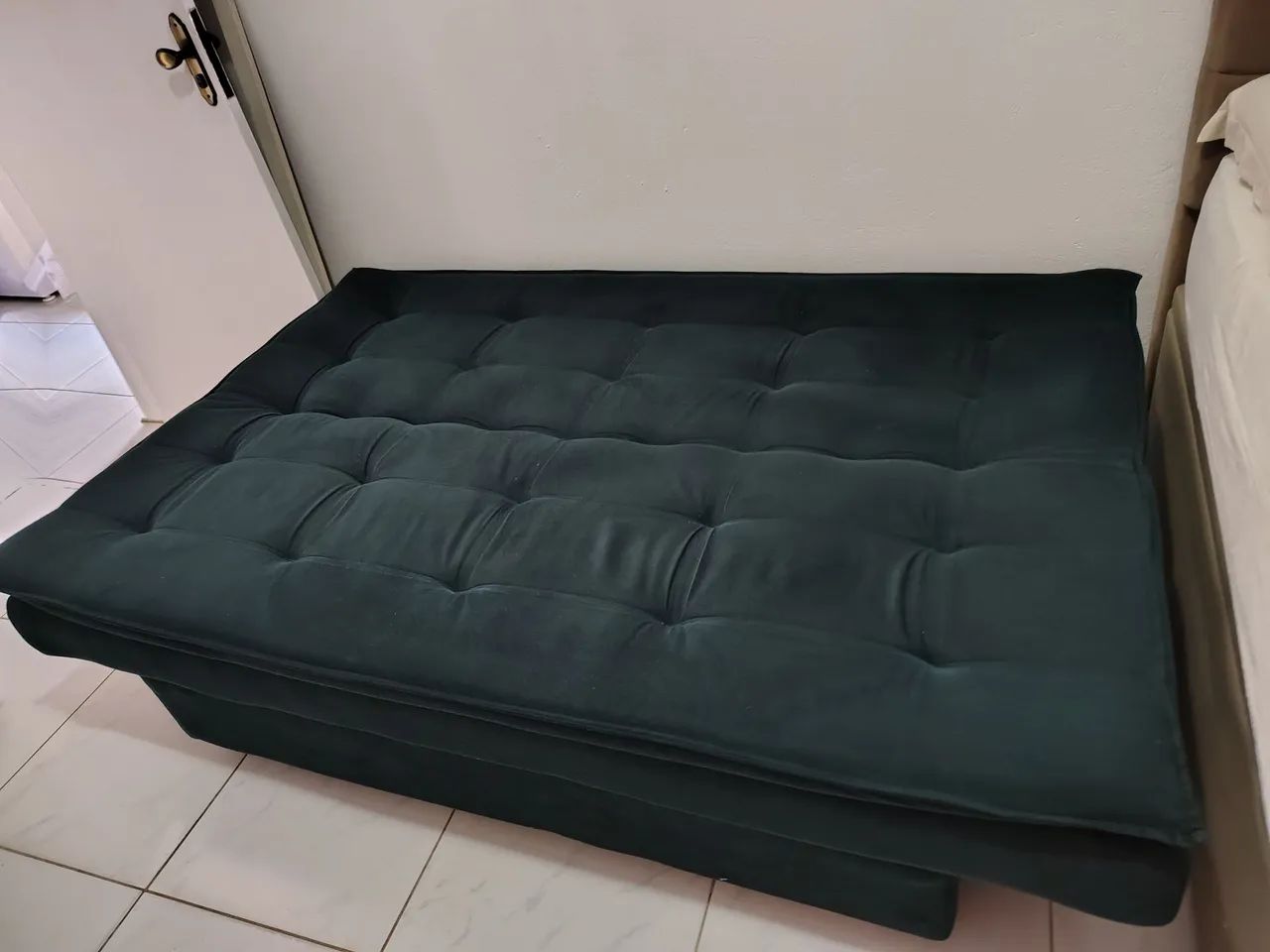 Sofá cama, em ótimo estado de conservação. De veludo azul. - Foto 4