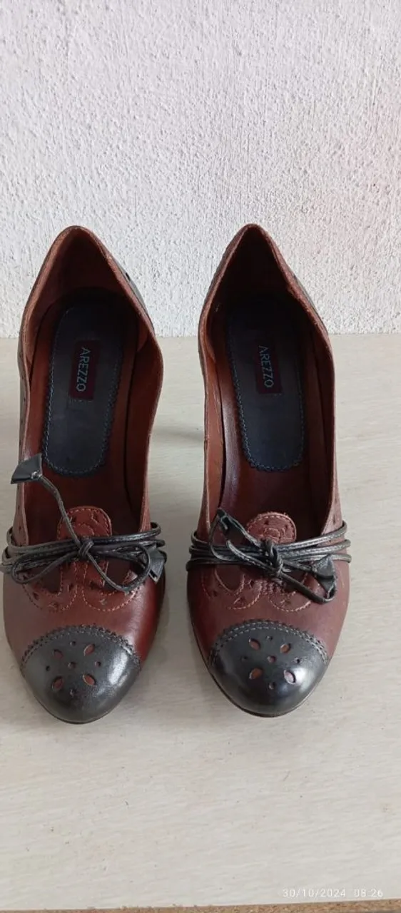 Scarpin Arezzo Marrom com Detalhes