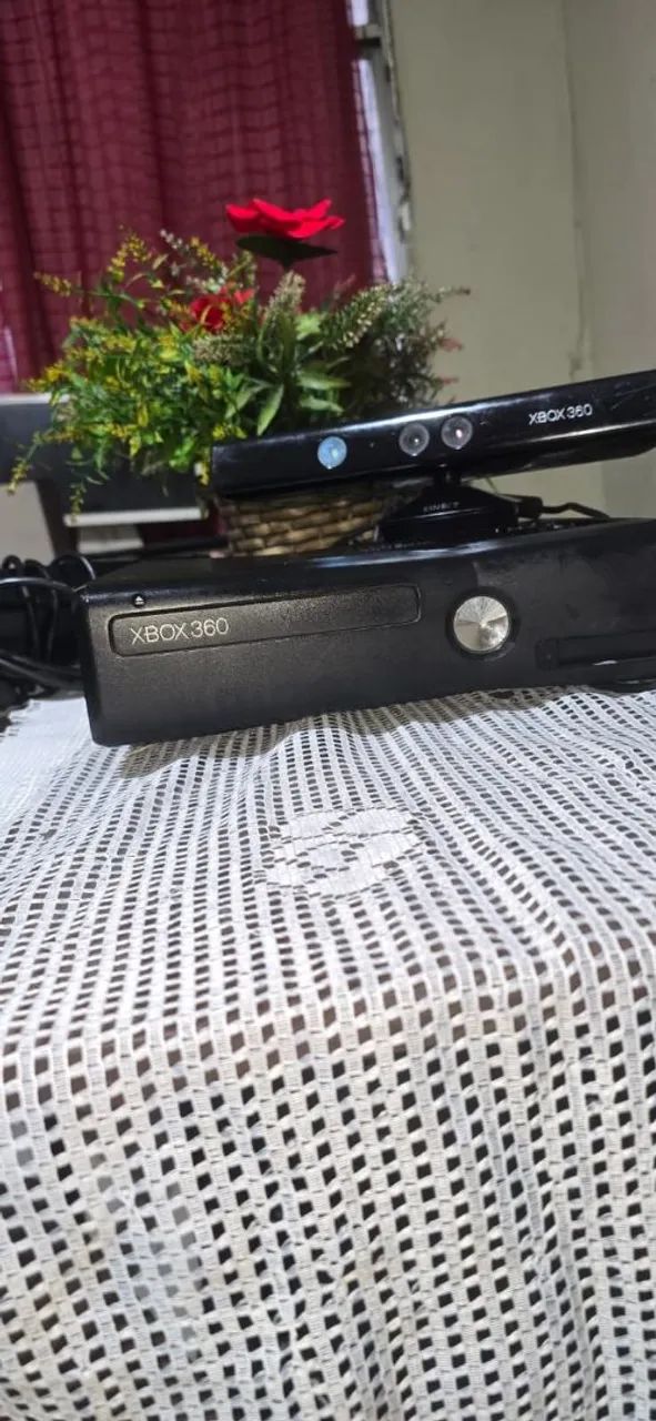 Xbox 360 used, in good condition, with Kinect and cables64318473943425120