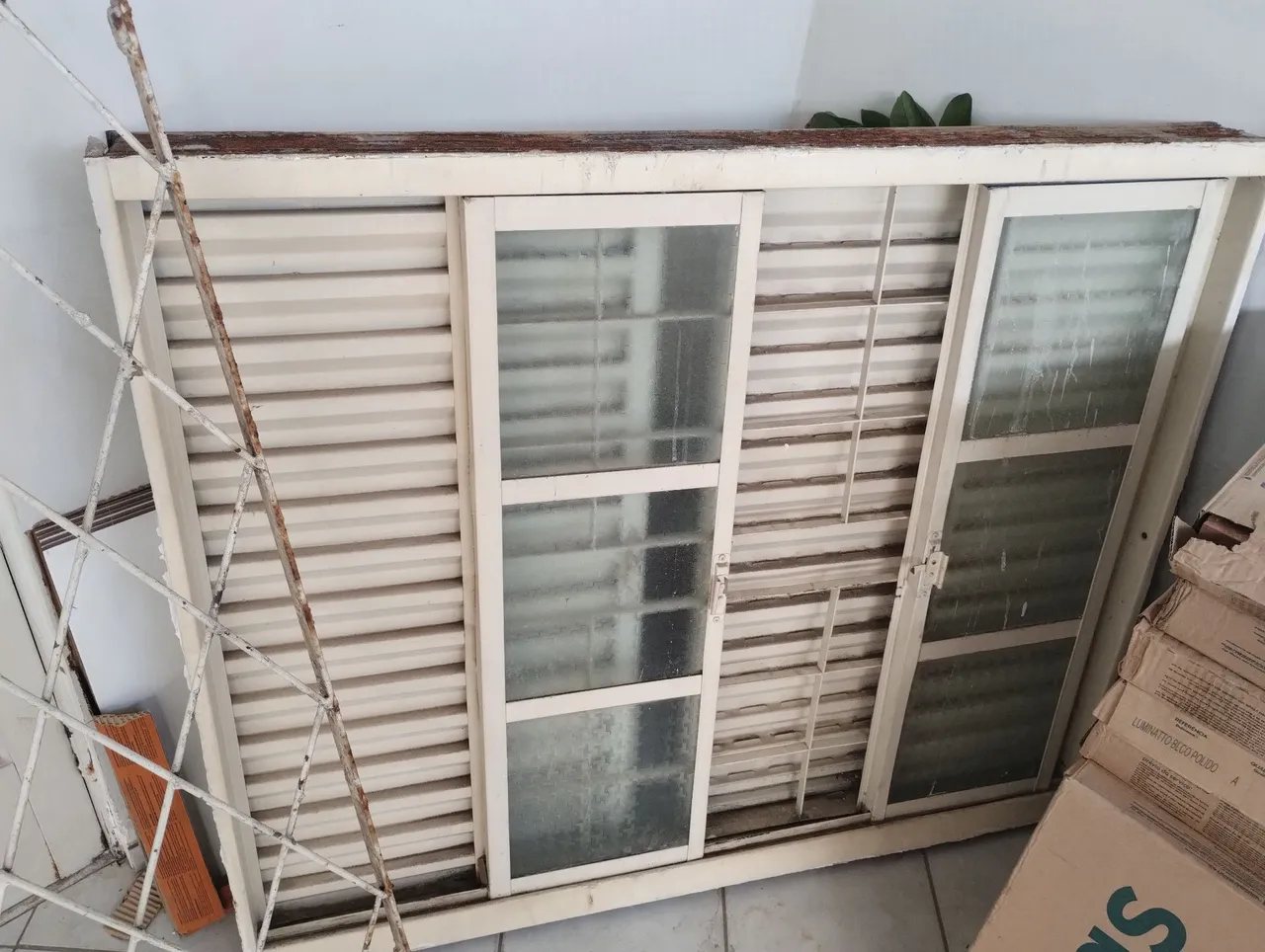 Janela de Alumínio com Persianas e Vidro( Aceito proposta)