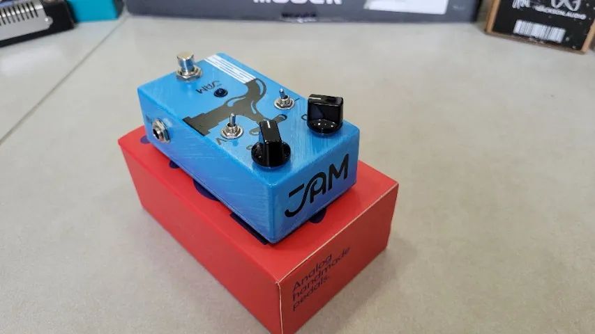 Pedal de guitarra Jam Waterfall - Chorus vibrato - Na caixa