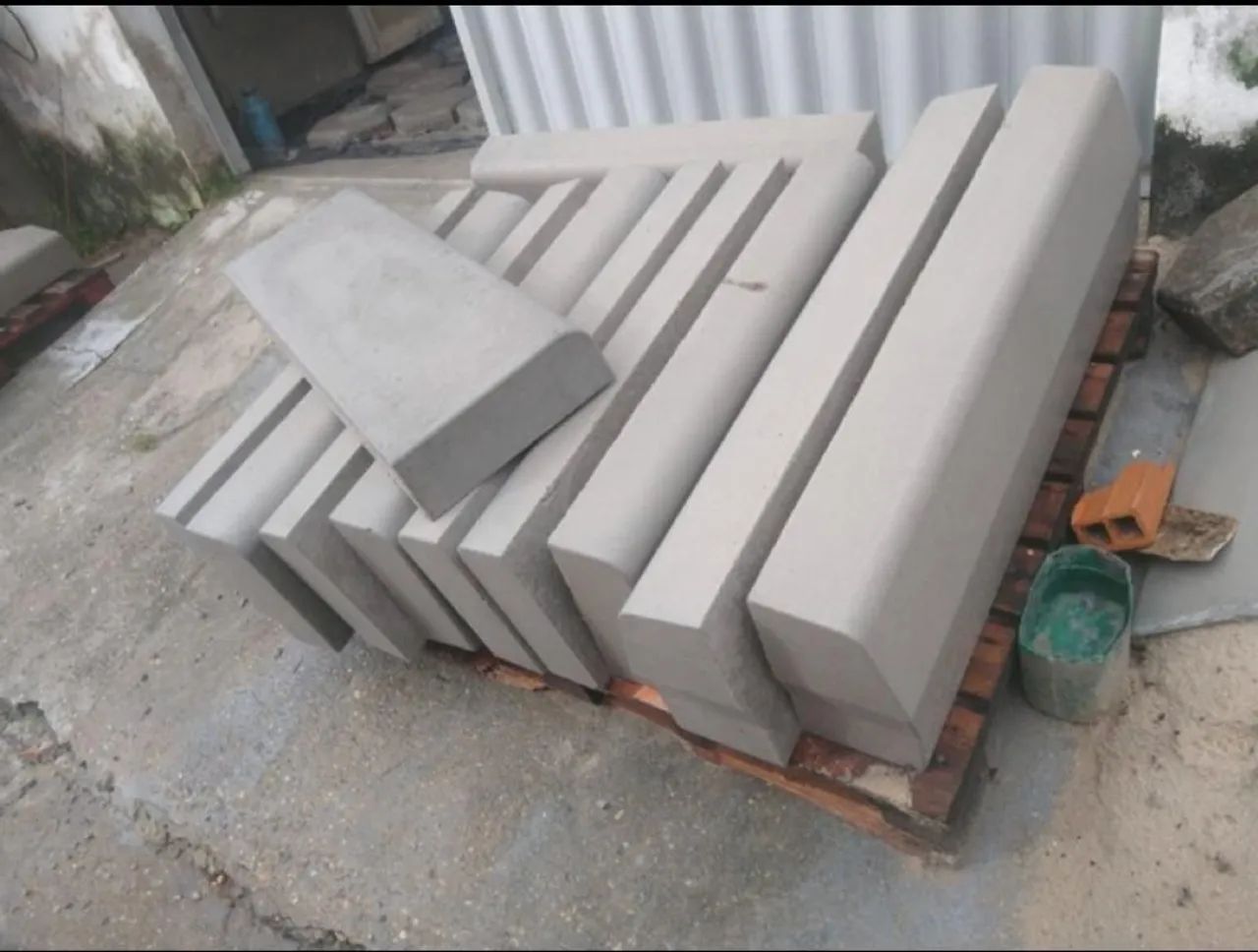 Meio fio e concregrama.