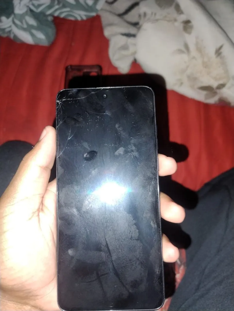 Ele está com um leve quebrado na parte superior esquerda, com o display queimado