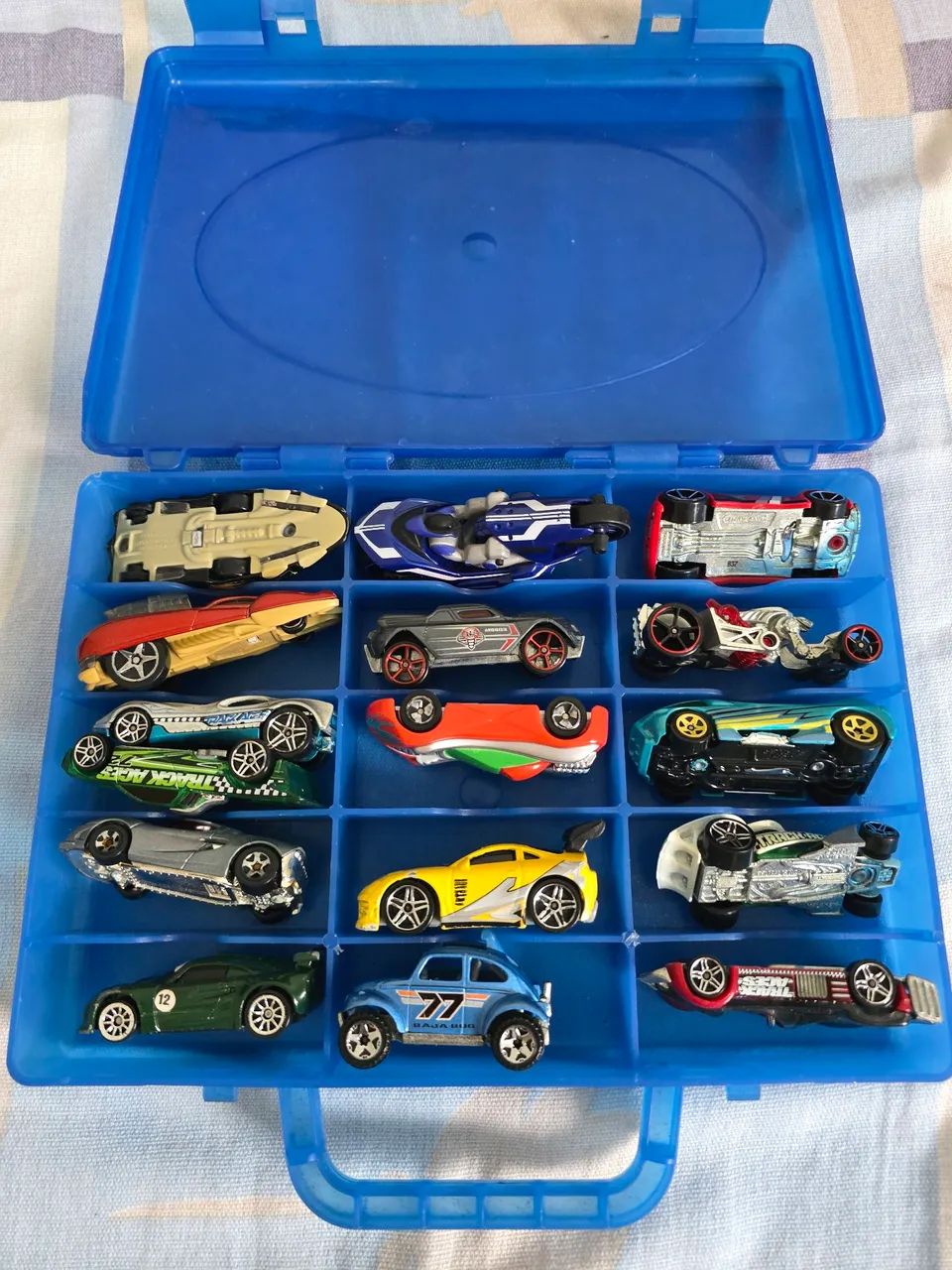 16 Carrinhos Hot Wheels raros com Maleta Azul Vários Modelos