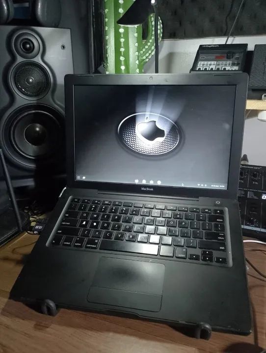 MacBook Core 2 Duo muito bom, com SSD e rodando o Zorin OS (Linux)