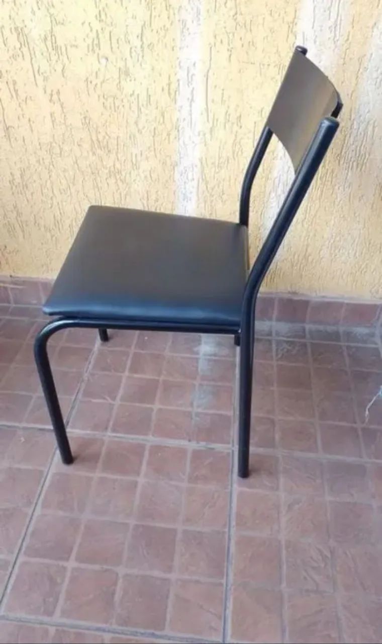 Cadeira de Metal Preta