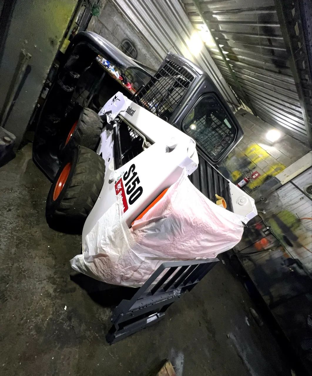 Minicaregadeira Bobcat S150 ano 2011, com 5.500 horas, à alavanca, em SP - Foto 2