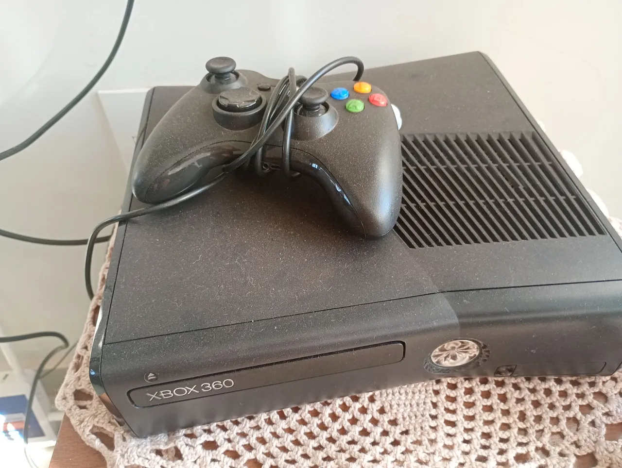 Xbox 360 com2 controle e kinete destravado e 10 jogos - Usado