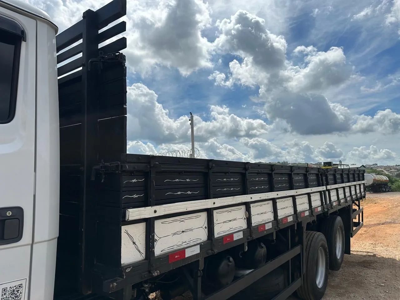 VENDE-SE CARROCERIA PRA CAMINHÃO TRUCK GRANELEIRA