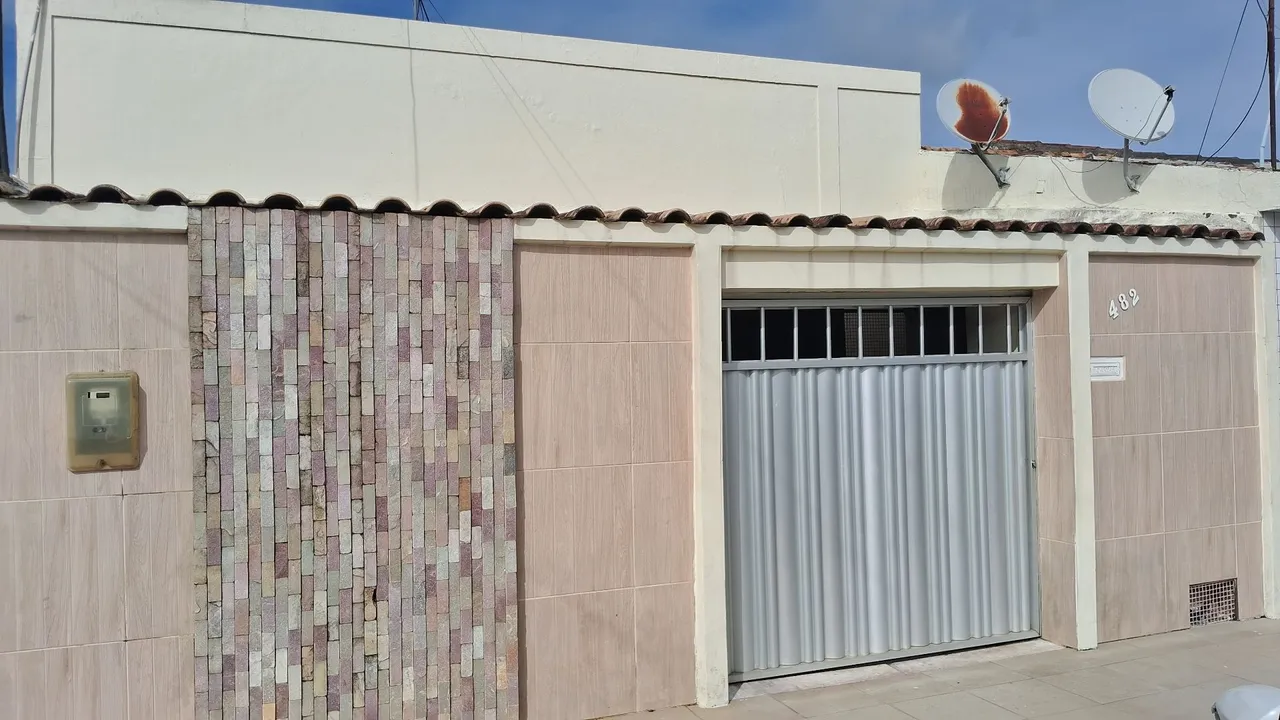 Casa três quartos com garagem e poço artesiano em área nobre de arapiraca