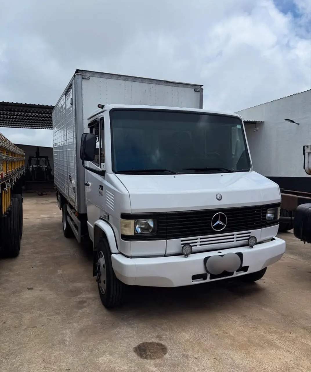 Mercedes Benz 710 2004