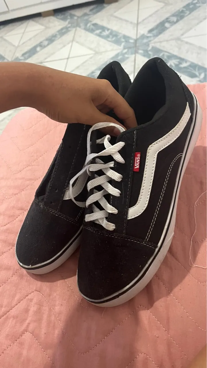 Tênis Vans Preto com Detalhes Brancos