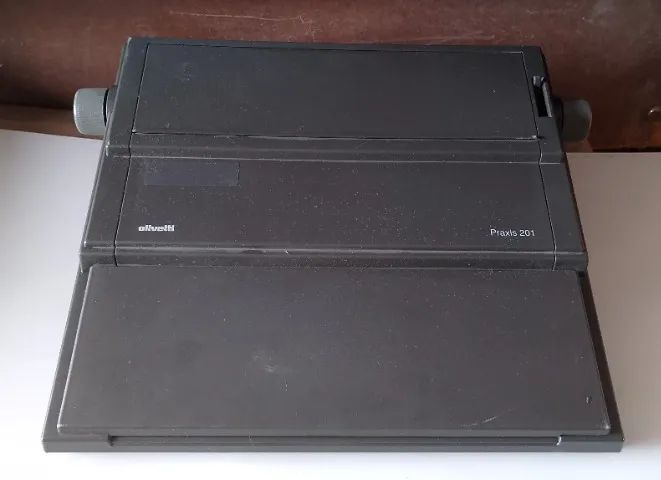 Máquina De Escrever Olivetti Praxis 201