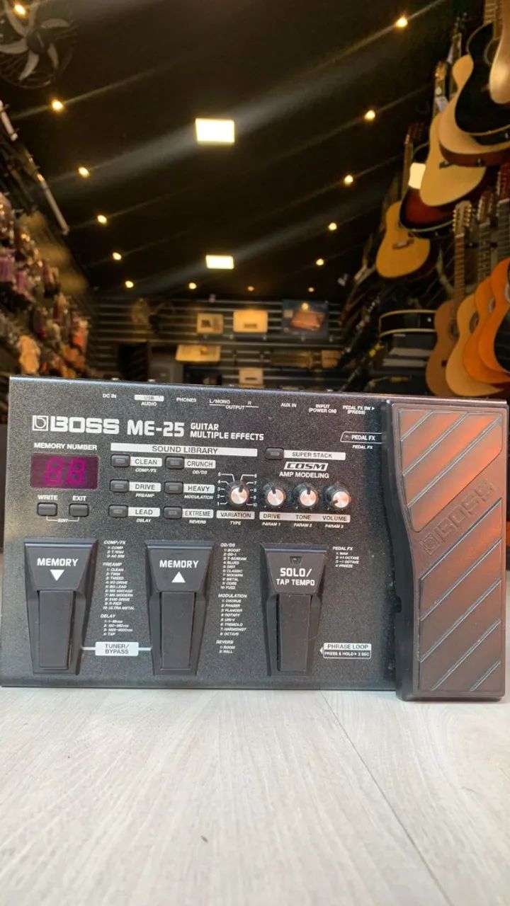 Pedaleira BOSS ME-25