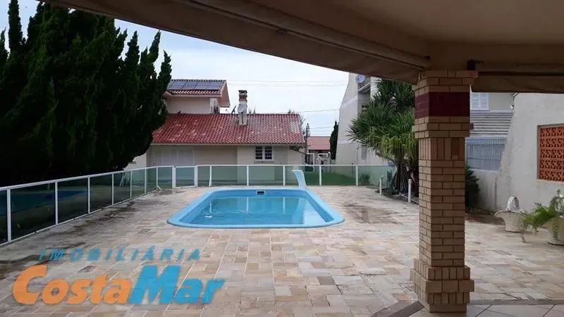 Belíssima residência com piscina, próxima a praia. Venha conferir! - Foto 3