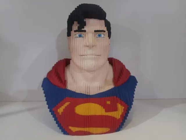 Escultura do Superman em madeira