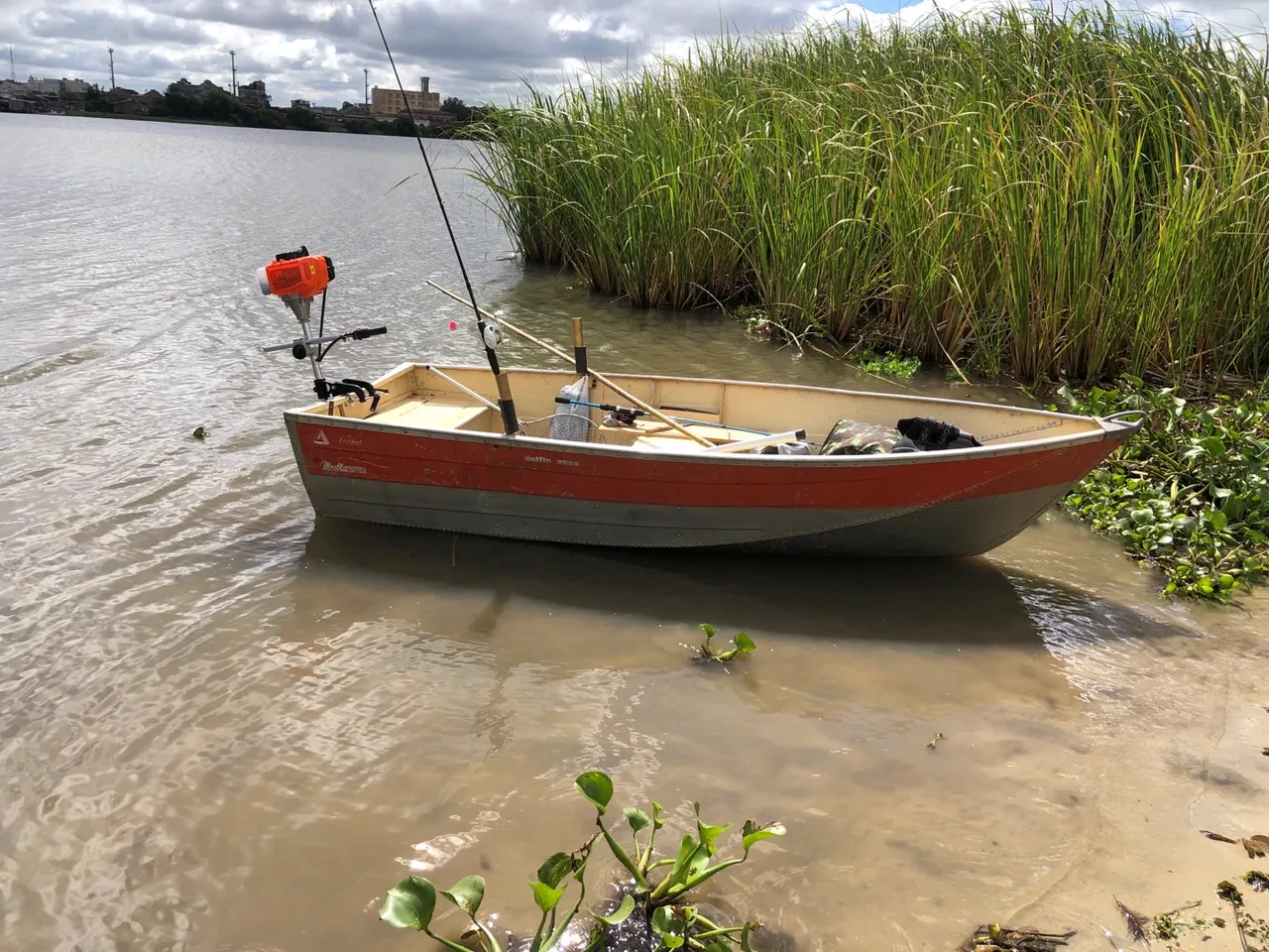 Vendo barco de alumínio com motor novo usado poucas vzs