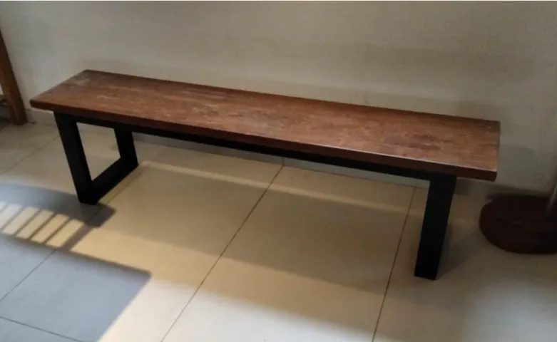 Banco decorativo de angelim maciço e aço